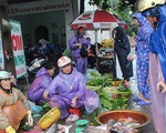 Ảnh hưởng mưa lũ, rau xanh ở Nghệ An tăng giá