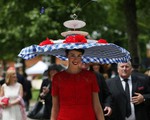 Ngắm những kiểu mũ không giống ai tại lễ hội đua ngựa hoàng gia Anh