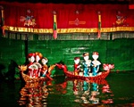 Đến Huế xem múa rối nước trên sông Hương
