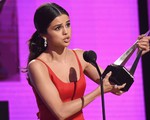 Sau bài phát biểu xúc động tại AMA 2016, Selena Gomez được dàn sao ủng hộ