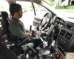 Người khuyết tật có thể lái ô tô với hệ thống lái xe điện tử Joysteer