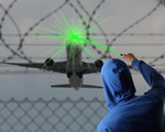 Scotland bắt giữ 5 người chiếu tia laser vào máy bay
