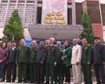 Hoàng Xuân Vinh cùng các xạ thủ quân đội tri ân cố xạ thủ Trần Oanh