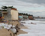 Biển xâm thực làm sập đổ hàng chục nhà dân ở Bình Thuận