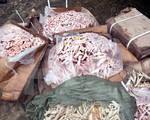 Quảng Ninh: Tiêu hủy 2,5 tấn chân gà không rõ nguồn gốc