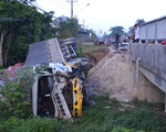 Bình Phước: Lái xe ngủ gật, xe tải rơi xuống cầu