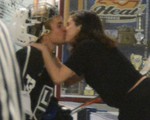 Justin Bieber - Selena Gomez: Không xác nhận hàn gắn, chỉ hôn nhau thôi