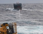 Lai dắt tàu cá cùng 7 ngư dân bị nạn trên biển về đảo Lý Sơn an toàn