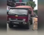 Clip: Xe tải chạy lùi giữa phố Hà Nội bỏ trốn CSGT