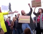 Pháp: Hàng trăm phụ nữ tuần hành chống quấy rối tình dục