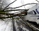 Bão tuyết cản trở giao thông tại châu Âu