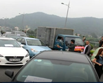Hàng trăm ô tô dàn hàng phản đối trạm thu phí BOT cầu Bến Thủy