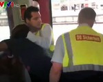 Hình ảnh cảnh sát kéo người đàn ông da màu khỏi tàu hỏa gây phẫn nộ