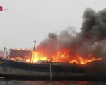 Thanh Hóa: Tàu cá bất ngờ bốc cháy dữ dội