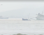 Vụ chìm tàu tại Quy Nhơn: Bộ trưởng Bộ TN-MT chỉ đạo khắc phục sự cố tràn dầu