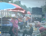 Nhếch nhác đường vào chợ đầu mối Bình Điền, TP.HCM