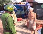 Lực lượng công an Cà Mau giúp dân phòng chống bão số 16