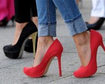 Đi giày cao gót thường xuyên có nguy cơ mắc bệnh gì?