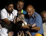 Bé 7 tháng tuổi sống sót kỳ diệu sau động đất ở Ischia (Italy)