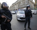 Cảnh sát Pháp thu giữ nhiều vũ khí, thuốc nổ ở ngoại ô Paris