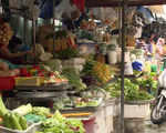 Giá rau xanh tại Hà Nội tăng mạnh vì mưa