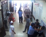 Clip: Người nhà bệnh nhân say rượu hành hung bảo vệ bệnh viện ở Đắk Lắk