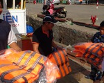 Cảnh sát biển trang bị nhiều thiết bị an toàn cho ngư dân xã đảo Thổ Chu