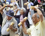 Hàng trăm cụ già tham gia phong trào người cao tuổi tập thể dục ở Tokyo, Nhật Bản