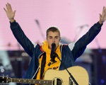 Justin Bieber nén nước mắt, hát về nạn nhân vụ khủng bố ở Anh