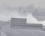 Nguy cơ tai nạn do khói đốt rơm rạ trên đường cao tốc