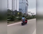 Clip: Lái xe máy bằng chân trên tuyến BRT