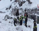Tìm thấy 8 người sống sót trong vụ lở tuyết ở Italy