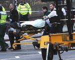 Thế giới bàng hoàng sau vụ tấn công khủng bố ở Anh