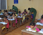 Lớp học xóa mù chữ cho trẻ em Việt kiều Campuchia của chiến sĩ biên phòng