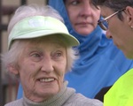 Nghị lực của cụ bà 85 tuổi chạy marathon