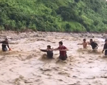 Sơn La: Hơn 200 cán bộ, chiến sĩ túc trực 24/24 giúp dân trong mưa lũ