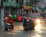 Mưa “siêu” lớn ở TP.HCM, người dân lội nước trên đường phố ngập nặng