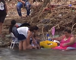 Người dân Puerto Rico tắm giặt ngoài sông vì các dịch vụ chưa hoạt động trở lại sau bão
