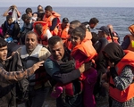 VIDEO: Cứu thuyền chở người di cư chìm dần trên biển Địa Trung Hải