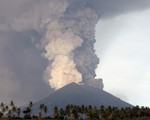 Indonesia kéo dài lệnh đóng cửa sân bay trước nguy cơ núi lửa Agung phun trào