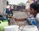 Nước sạch - Nỗi lo của hàng triệu người dân Delhi (Ấn Độ)