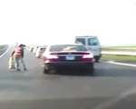 Clip: Công nhân làm việc giữa cao tốc suýt bị ô tô đâm