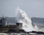 Anh và Ireland ứng phó với siêu bão mạnh nhất trong hơn nửa thế kỷ