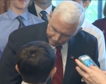 Bé trai yêu cầu Phó Tổng thống Mỹ xin lỗi vì bị ông lỡ tay quẹt vào mặt