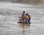 Học sinh Quảng Trị ngồi trên săm vượt sông sâu đến trường