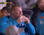Choáng với chàng thủ môn ăn bánh trong trận, đi bar giữa hiệp ở trận Arsenal