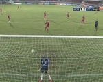 VIDEO: Phản đối trọng tài, cầu thủ CLB Long An bỏ bóng để đối thủ...thoải mái ghi bàn