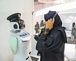 Dubai tuyển dụng 5 robot trở thành nhân viên chính thức