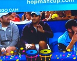 Roger Federer đánh trống trên khán đài cổ vũ đồng đội