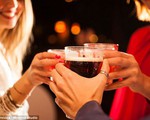 Nữ giới uống nhiều rượu có thể bị tê liệt não bộ
